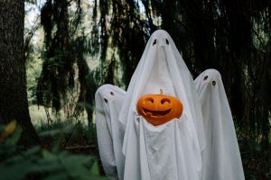 ghosts-with-pumpkin