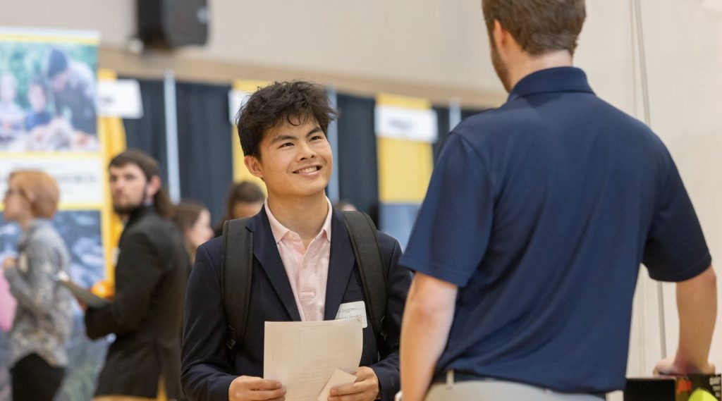 Student-speaking-with-recruiter