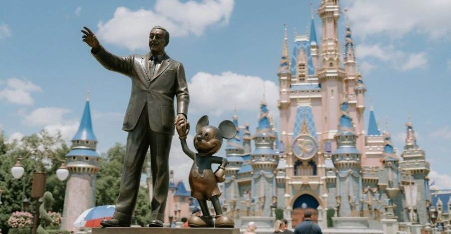 Disneyworld-Mickey-Mouse-statue