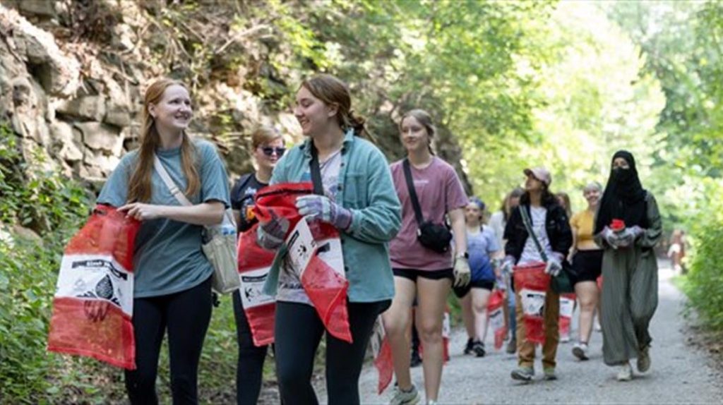Mizzou-students-on-stream-clean