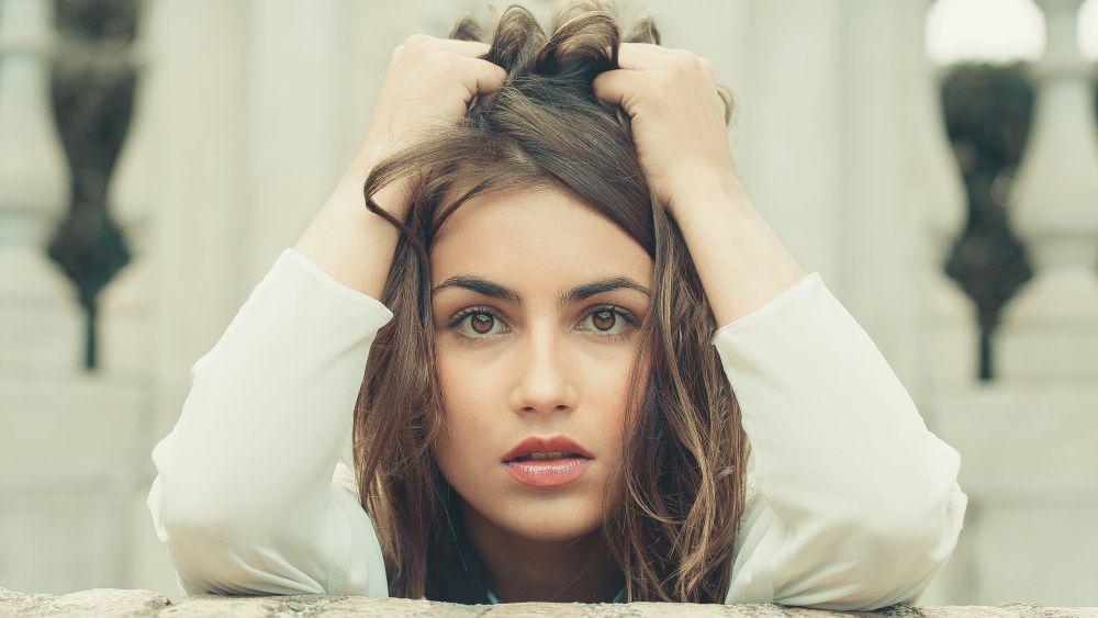 Woman-nervously-grabbing-hair