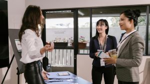 recruiter-speaking-with-2-female-students