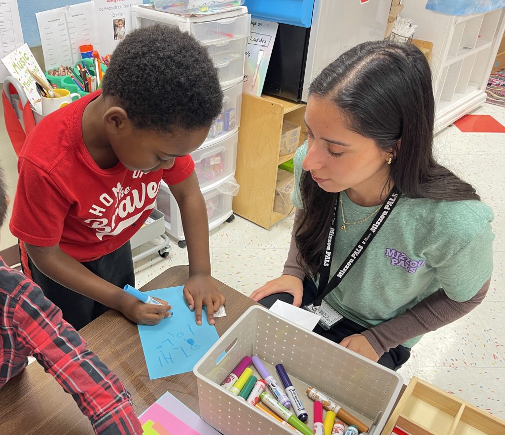 Mizzou PALS tutor helping with writing