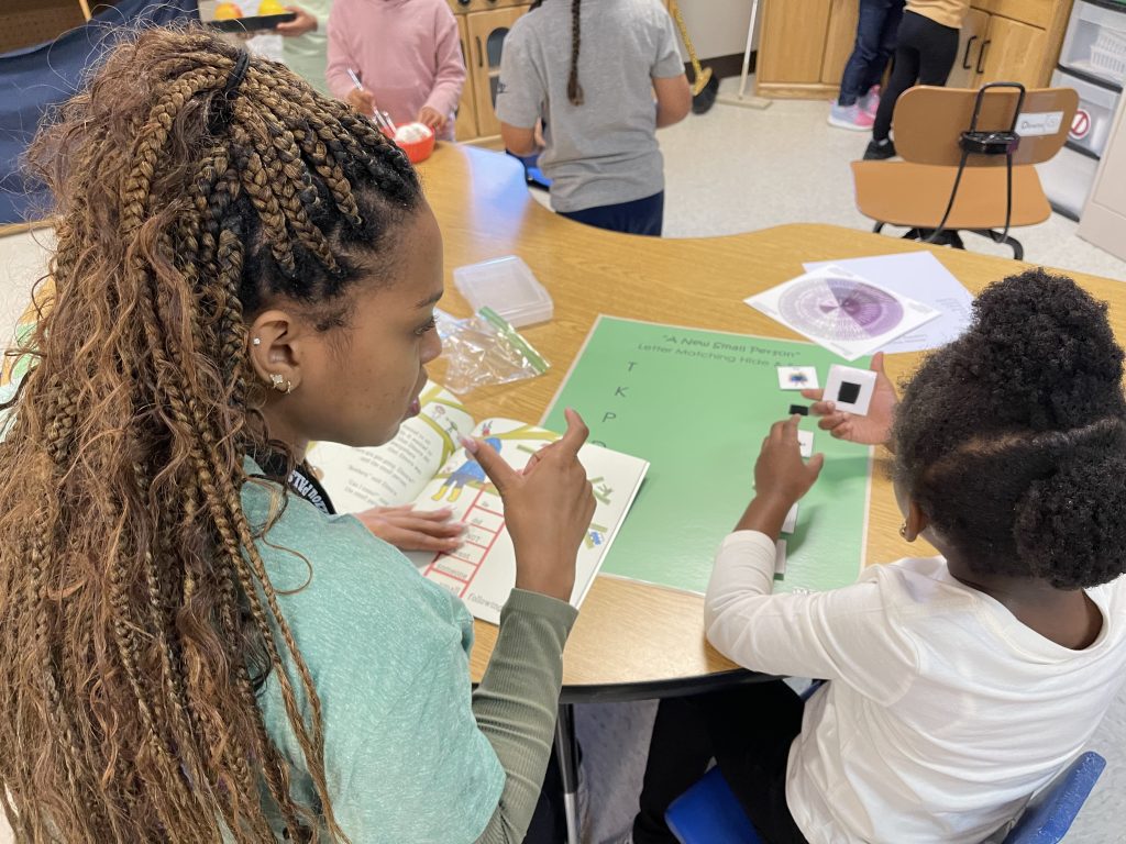 Mizzou PALS tutor doing language exercise with child