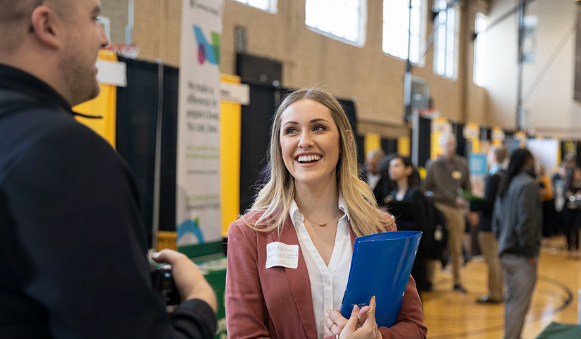 Student-speaking-with-employer-at-career-fair
